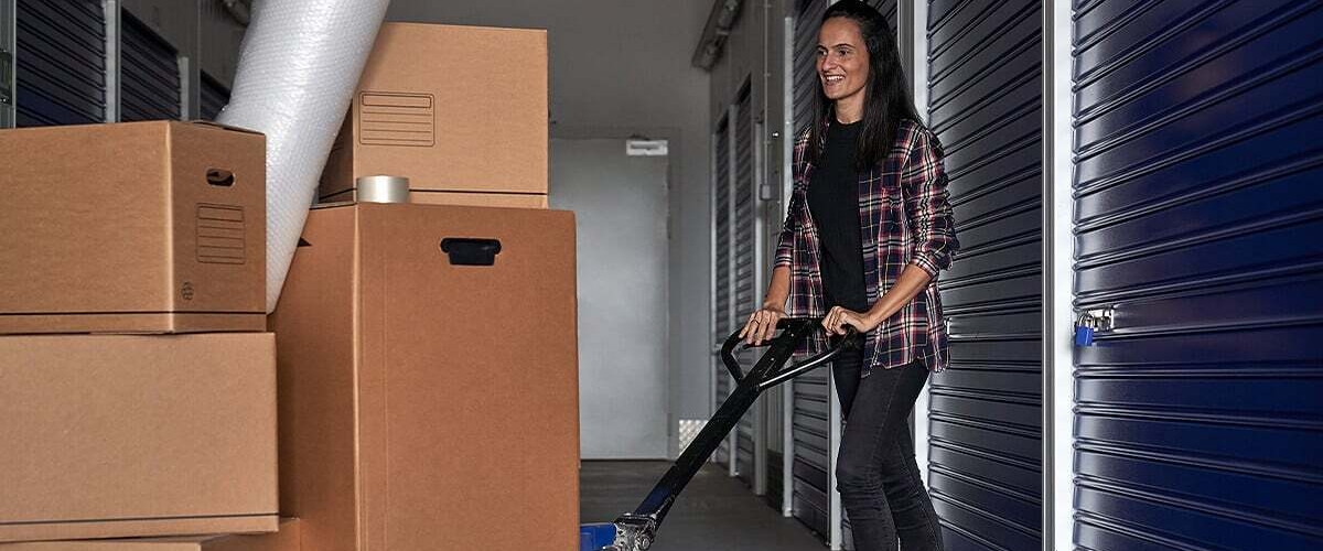 The pros & cons of self storage: how it helps you move house banner image