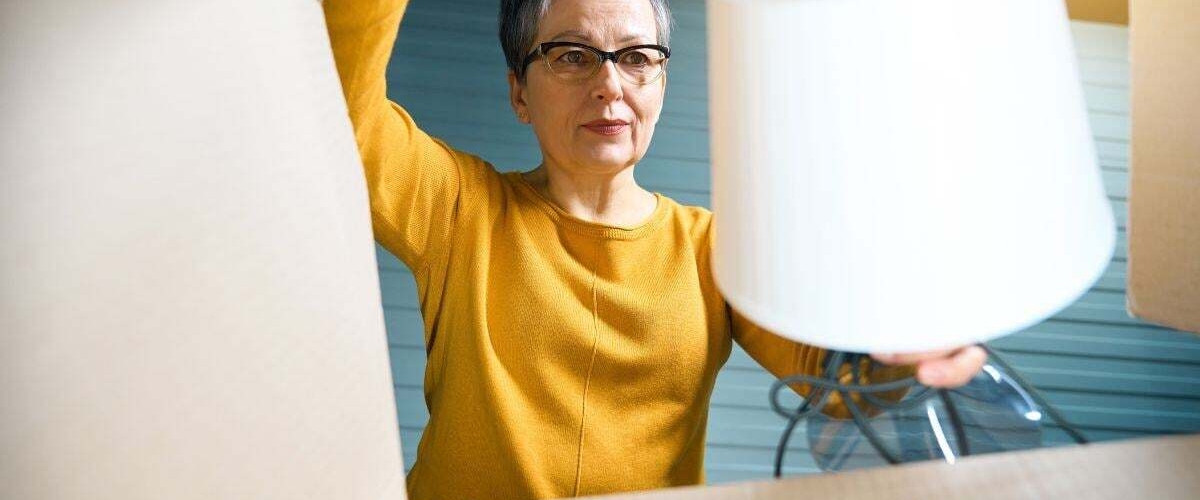 How to pack a lamp for moving banner image