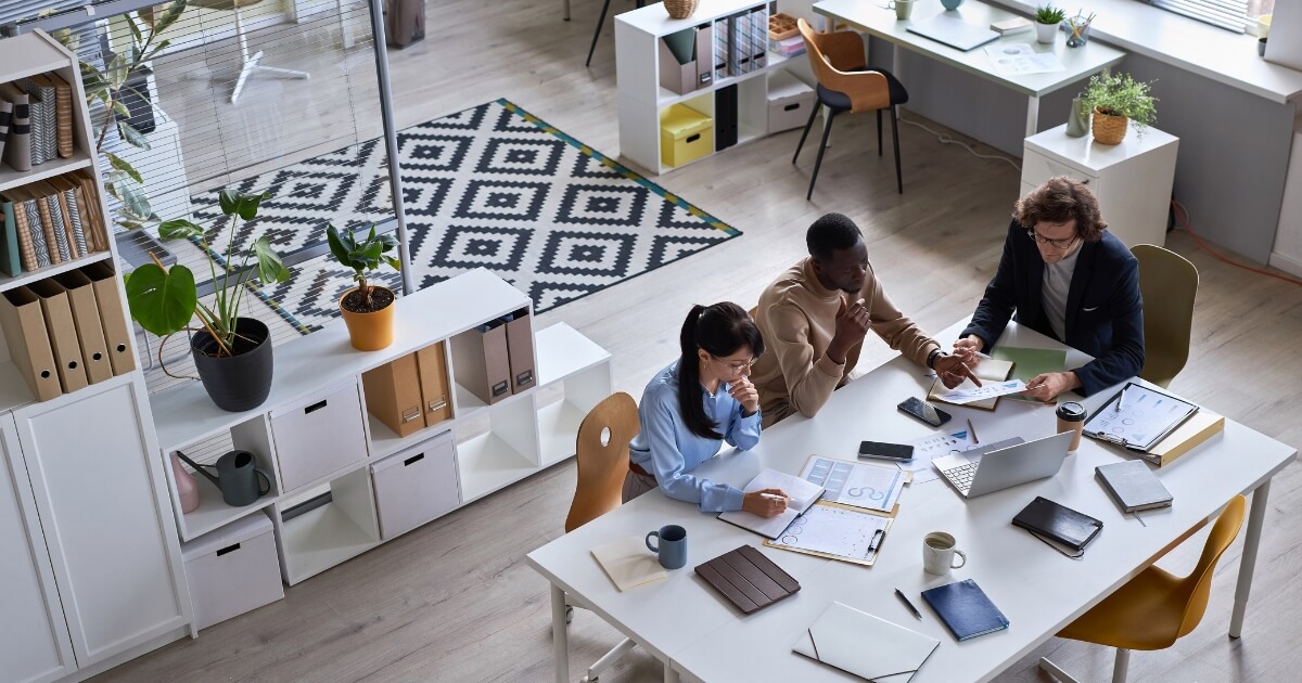 Office layoutwith communal table